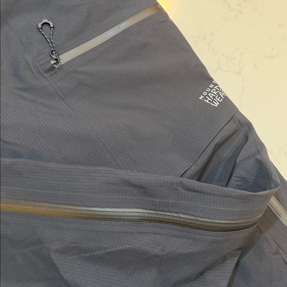 🎿Mountain Hardwear Gore-Tex Pro Pants. For your winter weather activities.
⛷️🏂 - Picture 11 of 16